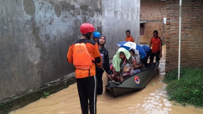 Petugas Evakuasi Korban Banjir di Kota Medan Pakai Perahu Karet, Ratusan Rumah Terendam