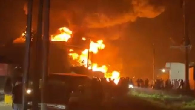 Malam-malam Kebakaran Hebat Terjadi di Hamparan Perak Deli Serdang
