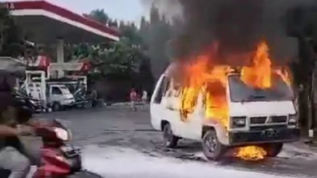 Usai Isi BBM, 1 Unit Mobil Minibus Terbakar di Jalan Jamin Ginting Medan Tuntungan