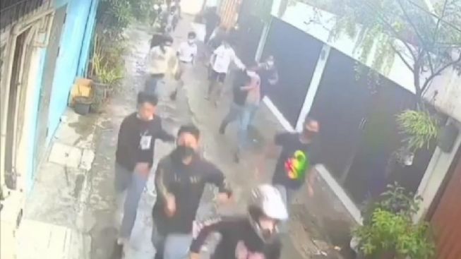 Ngerinya Tawuran Pelajar SMA di Medan Bawa Klewang dan Broti, Polisi Langsung Bubarkan