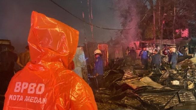 Meski Hujan Melanda, 4 Kios Hangus Terbakar di Medan