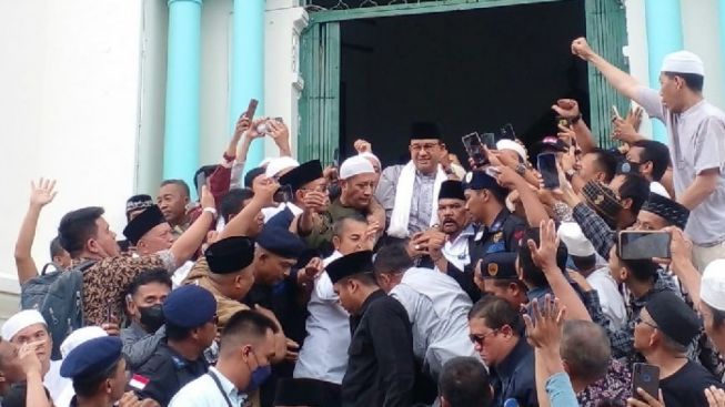 Momen Anies Baswedan Turun Tangga Masjid Raya Medan Sampai Digendong Relawan Sambil Berteriak: Presiden, Presiden!
