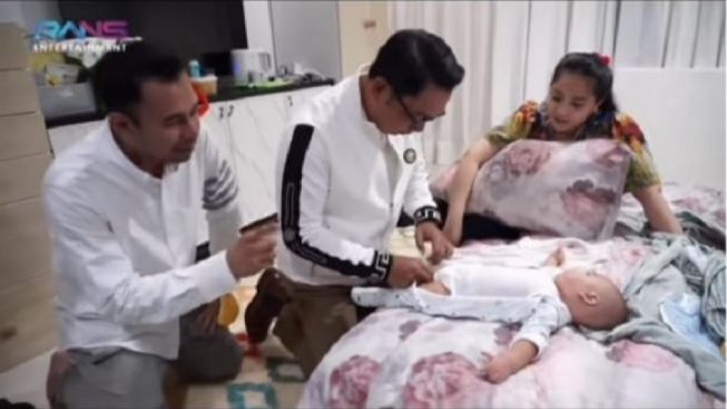 Momen Saat Ridwan Kamil Gantikan Baju Rayyanza Anak Raffi Ahmad, Netizen: Apakah Bapak Tercipung-cipung?