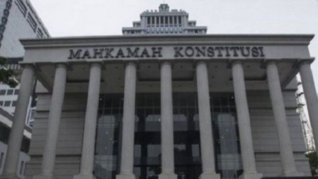 MK Perpanjang Masa Jabatan Pimpinan KPK, Pengamat: Putusan Offside!