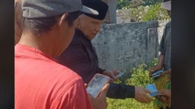 Partai Ummat Unggah Video Amien Rais Bagikan Duit Buat Nunjukin Sisi Dermawannya, Malah Dijulitin Netizen; Jalan Jogja Jakarta Kapan?