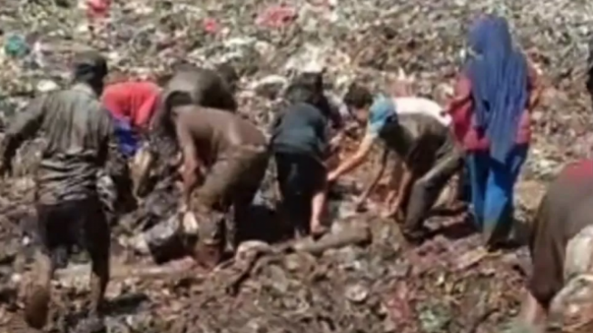 Viral! Warga Rebutan Daging Yang Dibuang Di TPA, Emak Bapak Rela Berkotor-kotor Di Gunungan Sampah