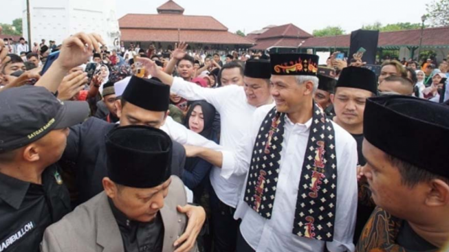 Safari Politik Ganjar Offside Melipir Sampai Ke Masjid Agung Banten, Bawaslu: Tolong Punya Etika Dong!