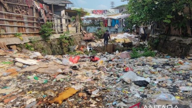 Miris! Proyek Sodetan Kali di Jakarta Timur Buat Cegah Banjir Kini Jadi Pembuangan Sampah