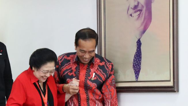 Mesranya! Jokowi Pamer Gandeng Tangan Megawati Usai Diguncang Isu Keretakan