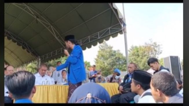 Viral! Aktivis Mahasiswa Siram Air Doa ke Pejabat, Netizen: Kapan Lagi Didoakan Orang Banyak