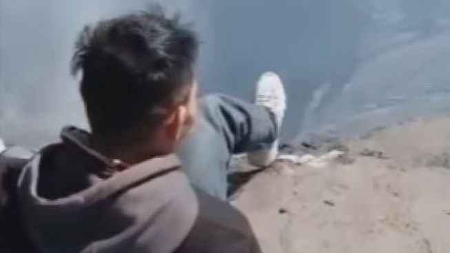 Demi Konten, Pria Ini Duduk di Bibir Kawah Bromo, Netizen: Ending yang Kurang Diharapkan
