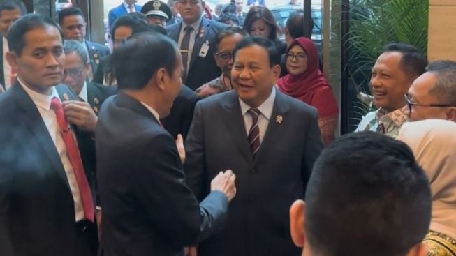 Isengnya Prabowo Saat Ditanya Muzani Isi Pembicaraan dengan Jokowi di Istana: Mau Tau Aja Lu!