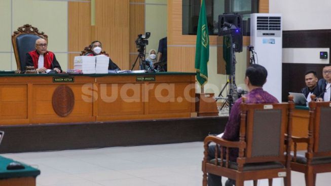 Geger! Hakim Komentarnya Seksis di Sidang, Haris Azhar Berdiri Protes