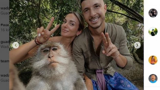 Tidak Langsung Pulang Kampung, Gelandang Argentina Guido Rodriguez Pilih Foto Bareng Monyet di Ubud