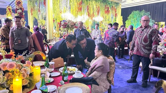 Ternyata Ini yang Dibisikkan ke Megawati Sampai Bikin 2 Menteri Jokowi Nunduk-Nunduk