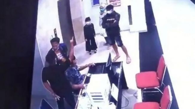 Tidak Terima Ditegur karena Merokok di Area RS, Anggota Dewan Yang Terhormat Diduga Tampar Satpam, Netizen: Siapa Tuh? Partainya?