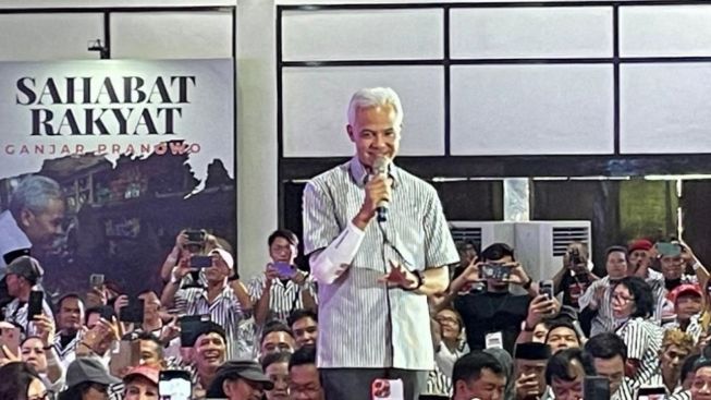 Ganjar Pranowo Dikasih Desain Baju Hitam Putih oleh Jokowi, Apa Maknanya?