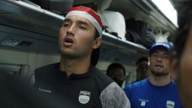 GEGER! Bintang Persib Bandung Ezra Walian Makan Sepiring Nasi Rames, Netizen Ribut: Mantan Atlet Eropa Makanannya Begini