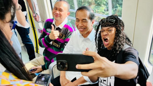 Jajal LRT Lintas Bekasi, Jokowi Ajak Cak Lontong Hingga Nirina Zubir