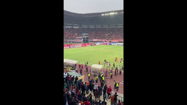 Terekam Kamera, Diduga Suporter Persija Hujani Pemain Persib dengan Botol Minuman