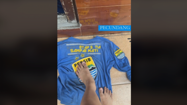 Viral! Seorang The Jak Datangi Pekerja Bangunan, Ujung-ujungnya Injak Kaos Persib