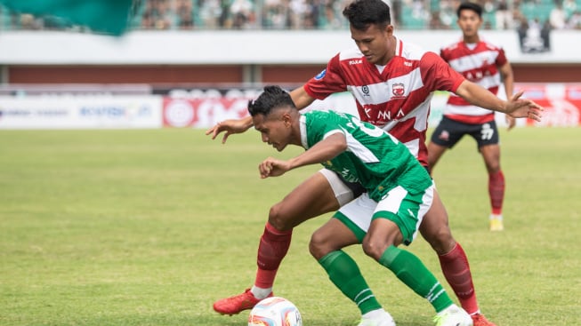 SADARLAH Suporter Bola Indonesia! Bisa-bisanya Media Officer Madura United Dikeroyok, Padahal Di Ruang Steril Press Conference