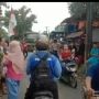 Emak-emak Unjuk Rasa Jalan Rusak, Publik: Pak Jokowi Tolong