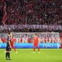 Fans Bayern Bentangkan Spanduk Kritik Polisi, Publik Minta Pemberi Perintah Penembakan Gas Air Mata Diusut