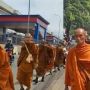 Bukan Perjalanan Menuju Konoha, Tapi Kok Ada Lelaki Berkostum Naruto Ikut Mengawal Biksu Thailand Menuju Candi Borobudur?