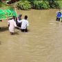 Miris! Warga Desa Pemerihan Lampung Seberangi Jenazah Lewat Sungai Karena Tak Ada Jembatan