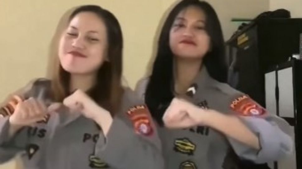 Heboh Perempuan Joget Seksi Pakai Seragam Polisi Netizen Sejak Kapan Polwan Rambutnya Panjang Ya Heboh Perempuan Joget Seksi Pakai Seragam Polisi Netizen Sejak Kapan Polwan Rambutnya Panjang Ya
