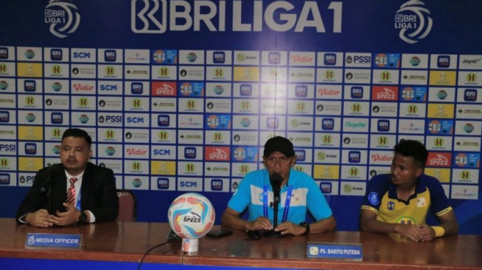 Tense Moment Between Barito Putera and Persib Coaches at GBLA Stadium