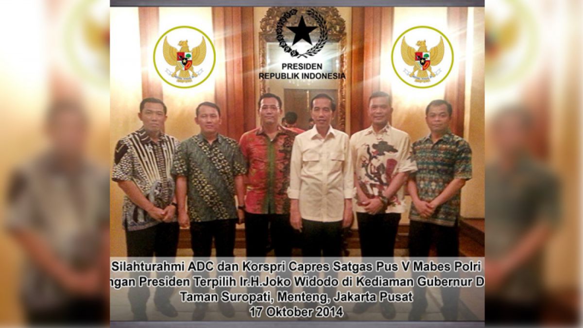 Agus Nurpatria (tiga dari kiri) berfoto bersama Jokowi. Foto ini diunggah di akun Facebook-nya pada 24 Oktober 2014, 4 hari setelah Jokowi dilantik sebagai Presiden Indonesia. [Facebook Agus Nurpatria]
