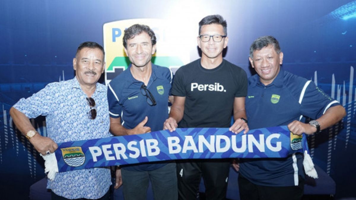 Luis Milla (dua dari kiri) bersama bos-bos Persib Bandung, Umuh Muchtar (kiri), Teddy Tjahjono (dua dari kanan), dan Kuswara S. Taryono. [persib.co.id]