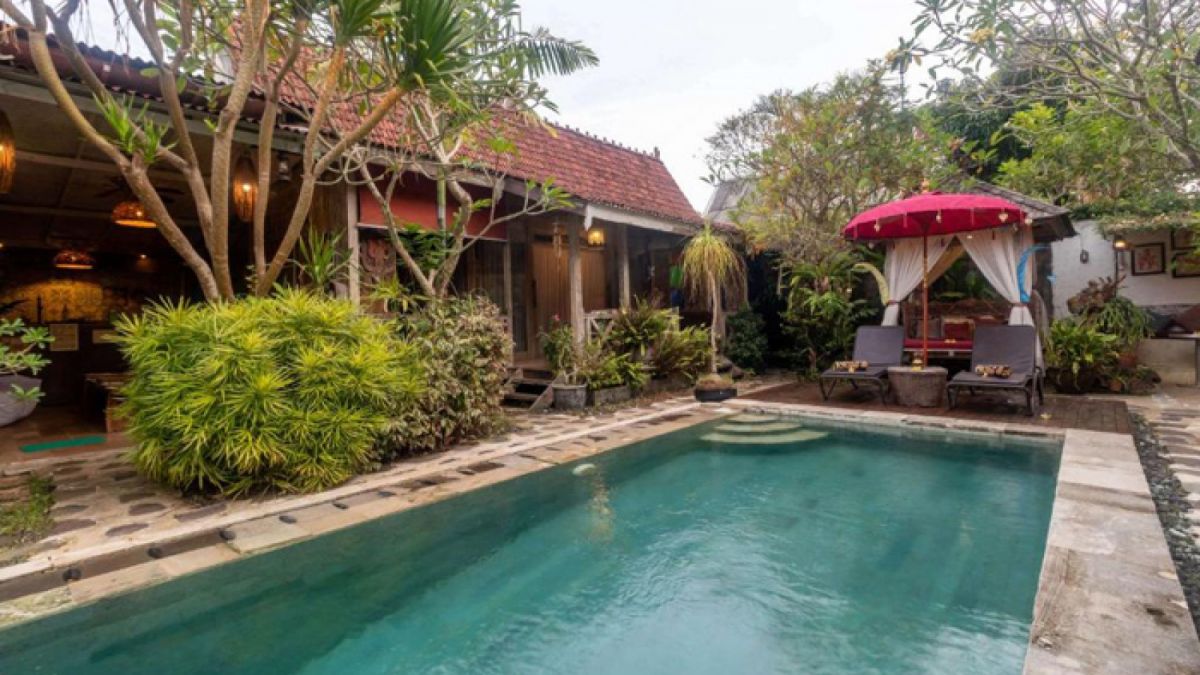 Kolam renang vila Secret Wooden Cabins di Jimbaran. [Booking.com]