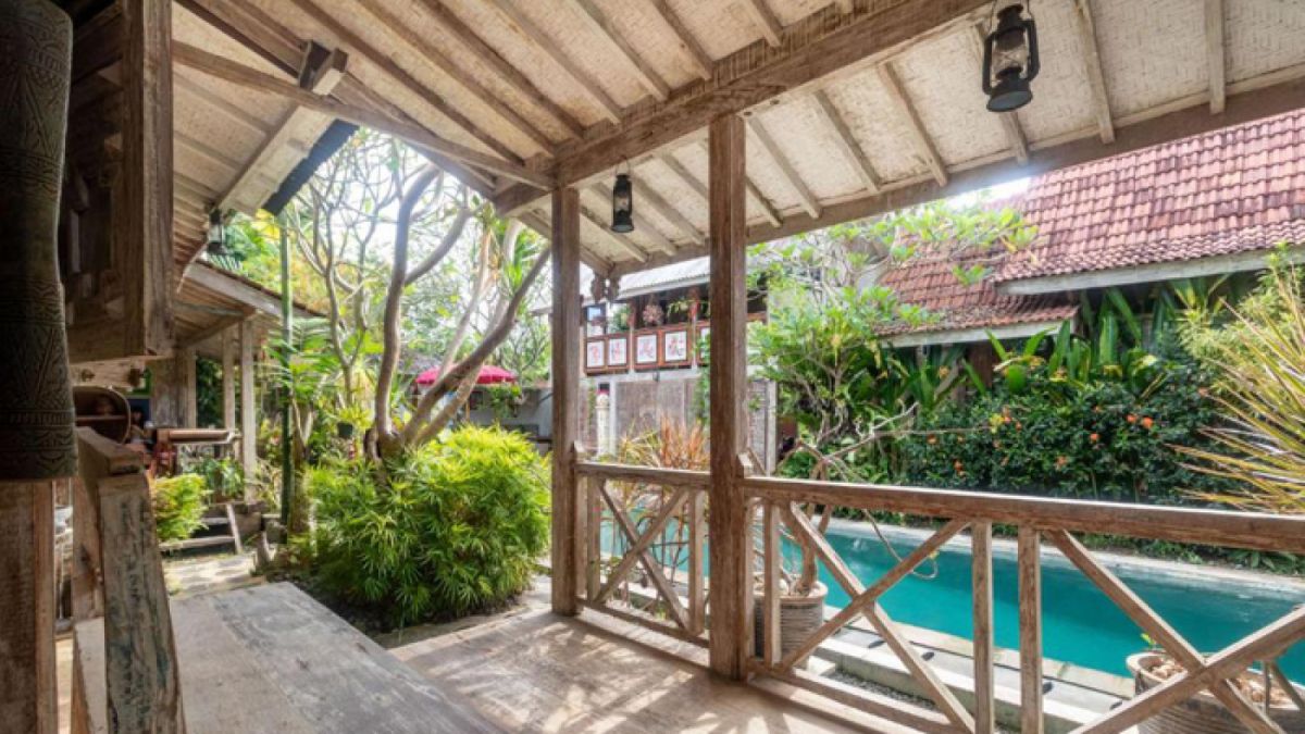 Vila Secret Wooden Cabins di Jimbaran banyak berbahan dasar kayu. [Booking.com]