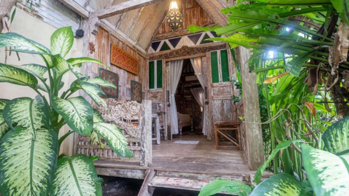 Salah satu kamar di vila Secret Wooden Cabins di Jimbaran yang ludes terbakar, Senin (22/8/2022) malam. [Booking.com]