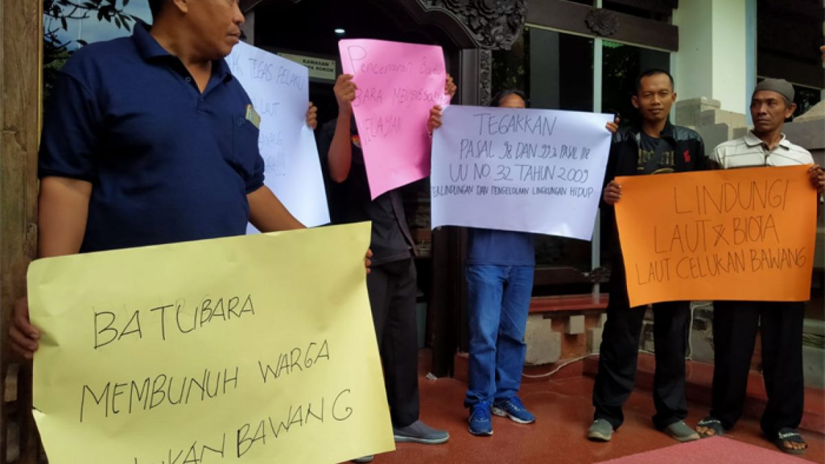 Warga Celukan Bawang didampingi LBH Bali mengadu ke Kantor Gubernur Bali sambil membawa poster terkait kapal tongkang miring hingga batu bara tumpah. [IST]