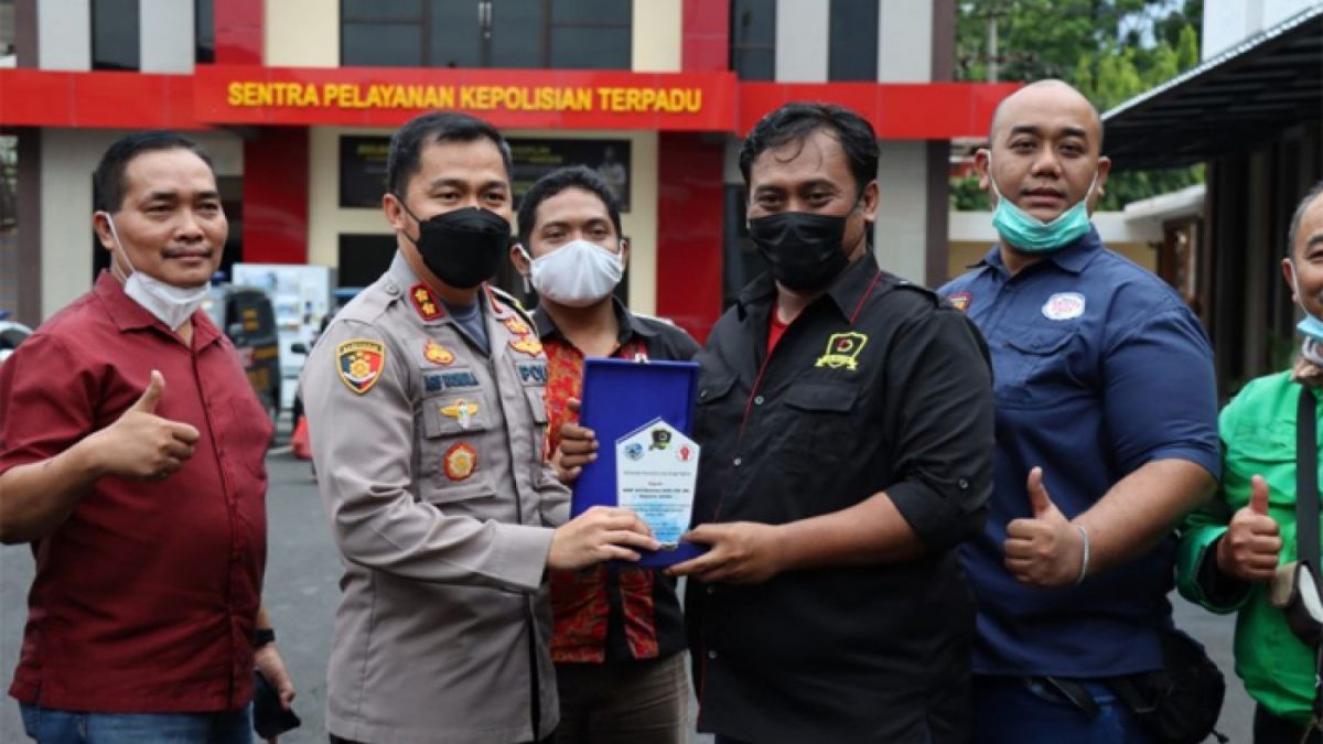 AKBP Arif Rachman Arifin dinobatkan sebagai bapak driver ojol Jember saat masih menjabat sebagai Kapolres Jember. [arifrachmanarifin.com]
