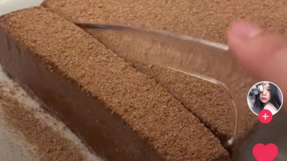 Puding roti tawar cokelat yang viral di TikTok (TikTok @auranixie)