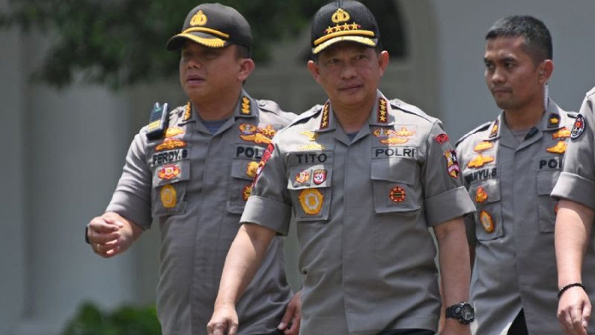 Ferdy Sambo (kiri) saat mendampingi Kapolri Tito Karnavian sebagai Koorspripim Polri. [Antara]