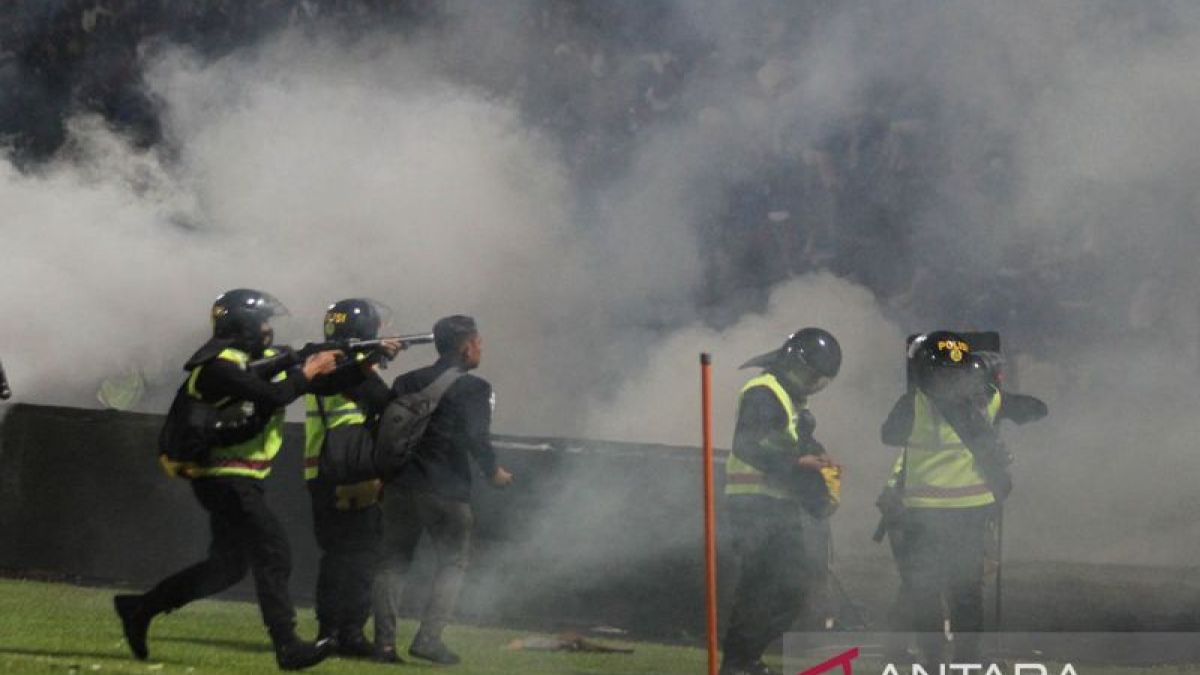 Polisi tembak gas air mata di Stadion Kanjuruhan Malang [Antara]