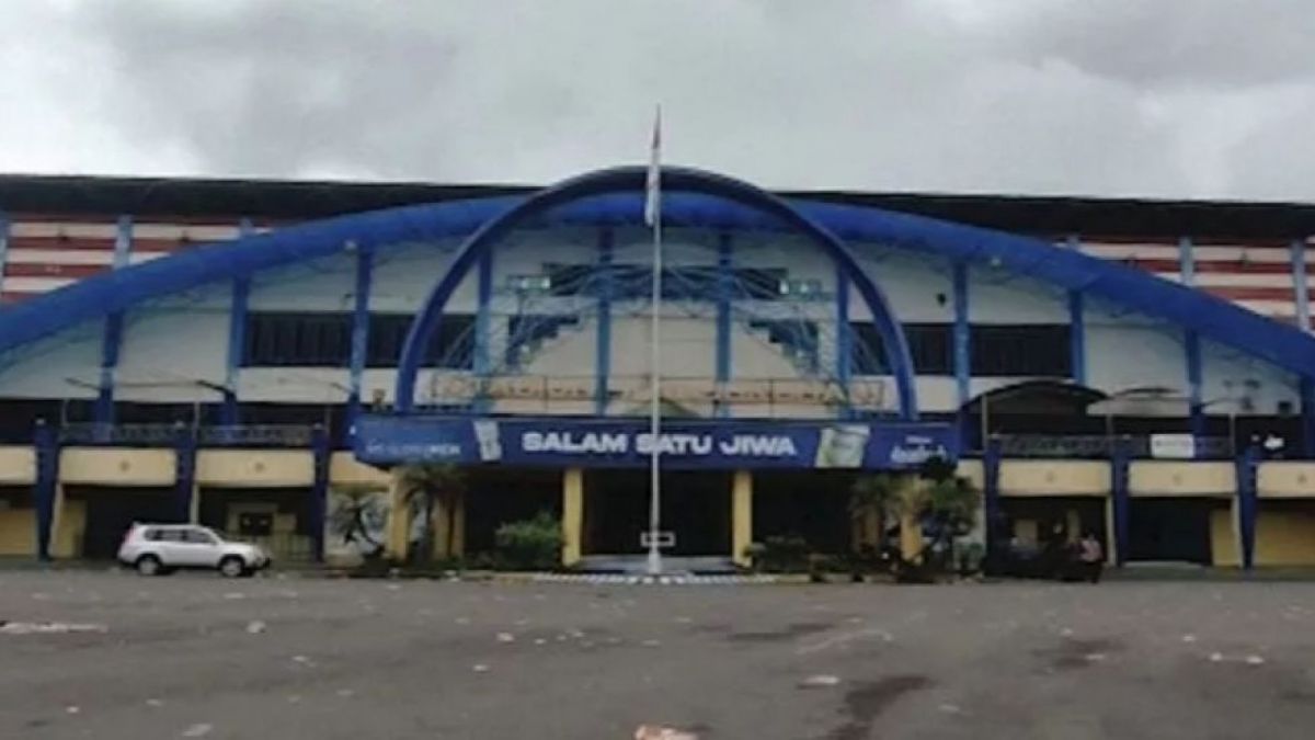 Suasana stadion Kanjuruhan usai tragedi Kanjuruhan yang sebabkan 132 jiwa melayang. (Suara.com/Dimas Angga)