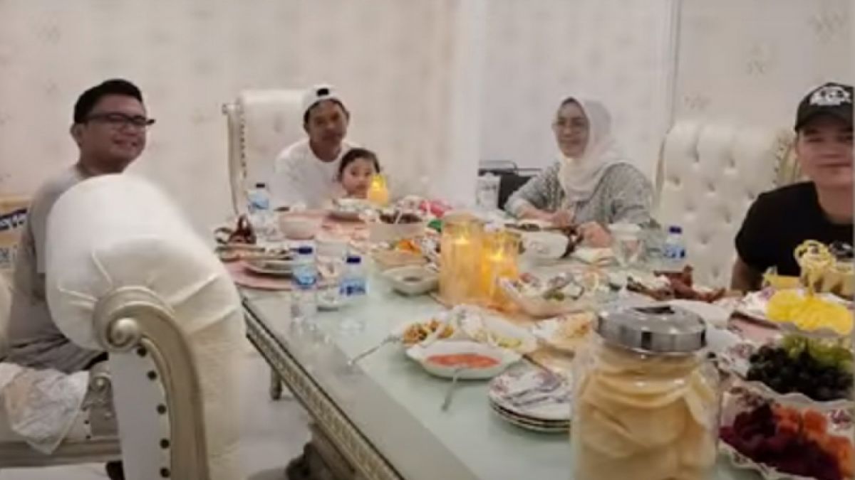 Bupati Purwakarta, Anne Ratna Mustika dan anggota DPR RI, Dedi Mulyadi serta ketiga anaknya saat buka puasa di hari terakhir Ramadan 2022. [Youtube Ambu Anne Channel]