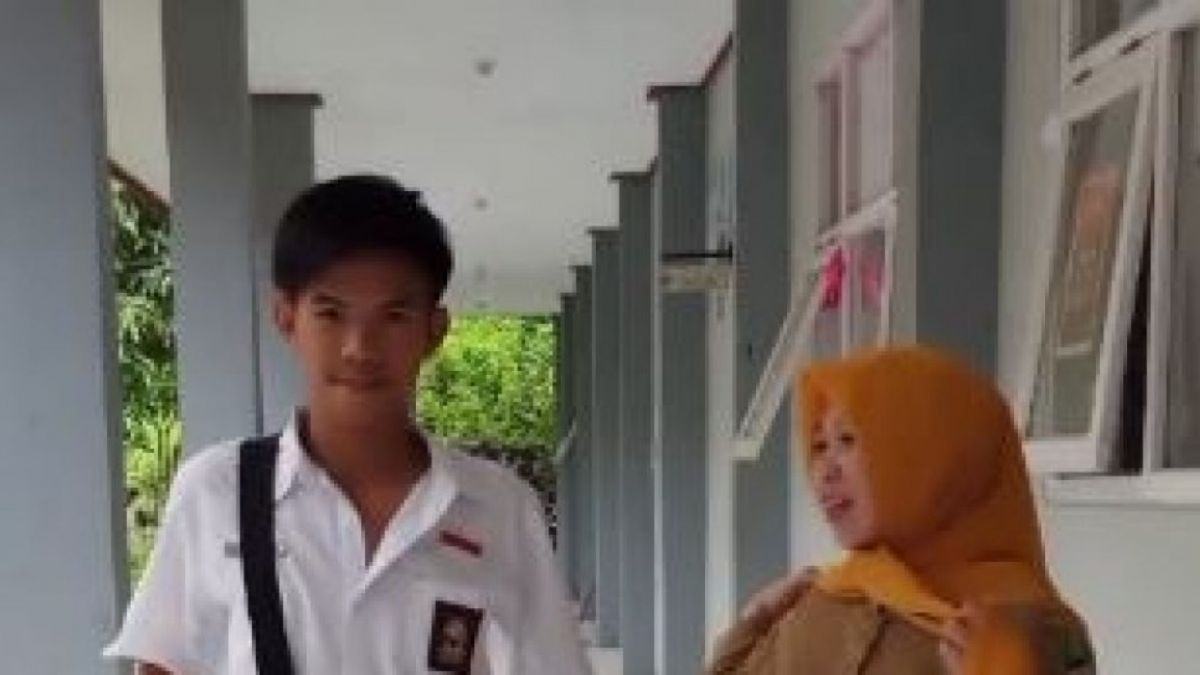 Murid nikahi bu guru SMA-nya. (Tiktok/@adedaneva_8819) [Tiktok]