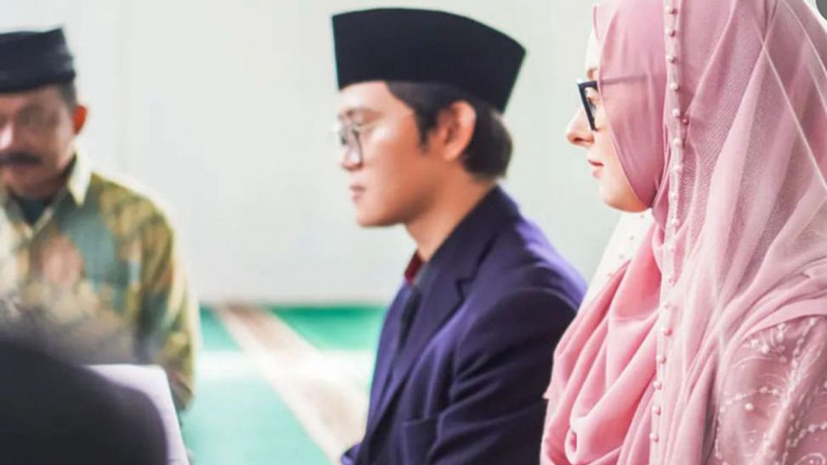 wanita asal Rusia yang nekat terbang ke Bandung, Indonesia, untuk melamar lelaki pujaan hatinya [Instagram]