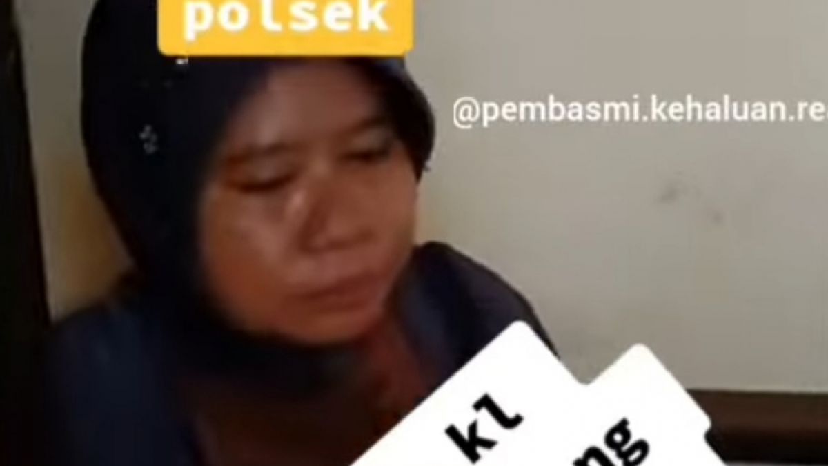 Tampak wanita ini menangis di kantor polisi. [(Instagram/lambegosiip)]