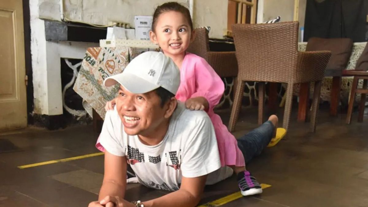 Kang Dedi dan anak ketiganya, Nyi Hyang Sukma Ayu Mulyadi Putri. [Instagram @dedimulyadi71]