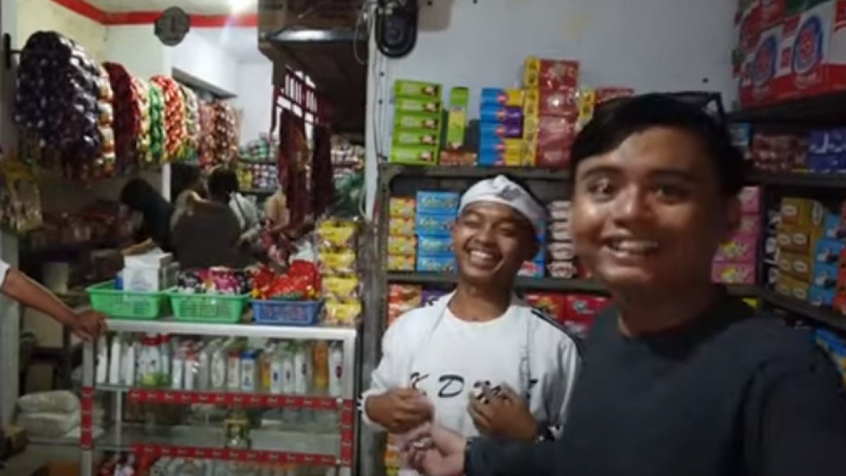 Maula Akbar bersama Fiki Andriki, fans berat Kang Dedi Mulyadi yang sudah jadi juragan telur di saat muda. [Youtube Maula Akbar]