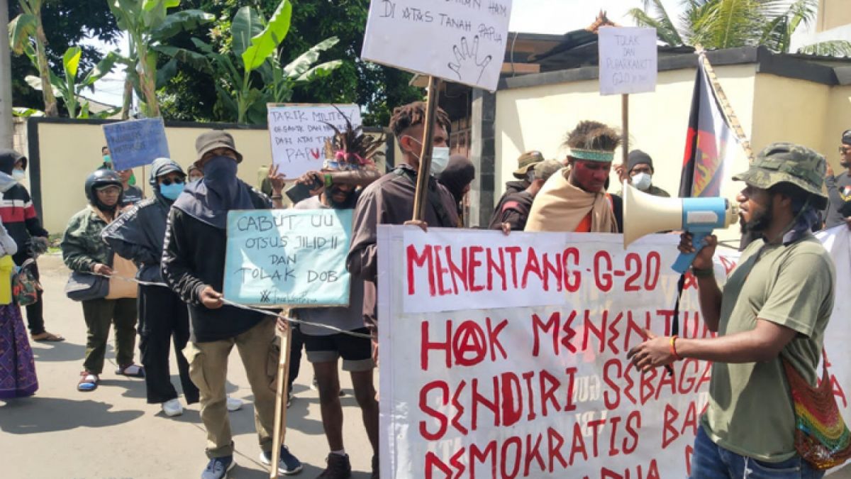 Massa aksi dari AMP Komite Bali saat baru berbaris sebelum dihadang dan digebuki kelompok massa dan aparat di Denpasar, Bali, Rabu (16/11/2022). [IST]